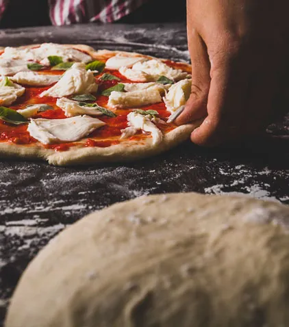 Masa de pizza napolitana fermentada 72 horas, estirada a mano con tomate y mozzarella